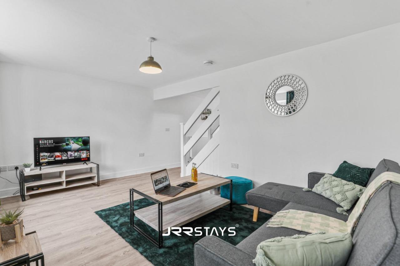 Wolverhampton - Amazing 3 Bedroom, Sleeps 6, Wi-Fi - Jrr Stays Экстерьер фото