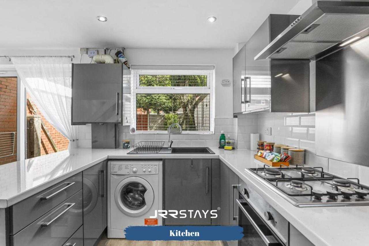 Wolverhampton - Amazing 3 Bedroom, Sleeps 6, Wi-Fi - Jrr Stays Экстерьер фото
