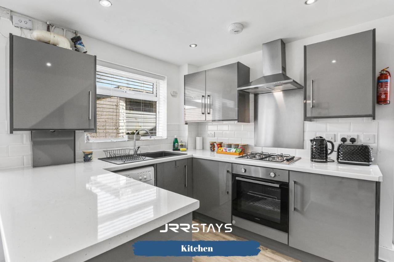 Wolverhampton - Amazing 3 Bedroom, Sleeps 6, Wi-Fi - Jrr Stays Экстерьер фото