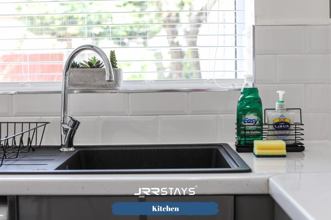 Wolverhampton - Amazing 3 Bedroom, Sleeps 6, Wi-Fi - Jrr Stays Экстерьер фото
