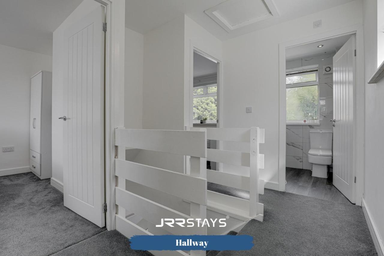 Wolverhampton - Amazing 3 Bedroom, Sleeps 6, Wi-Fi - Jrr Stays Экстерьер фото
