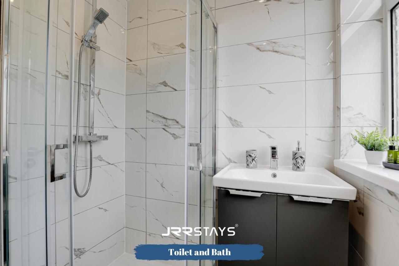 Wolverhampton - Amazing 3 Bedroom, Sleeps 6, Wi-Fi - Jrr Stays Экстерьер фото