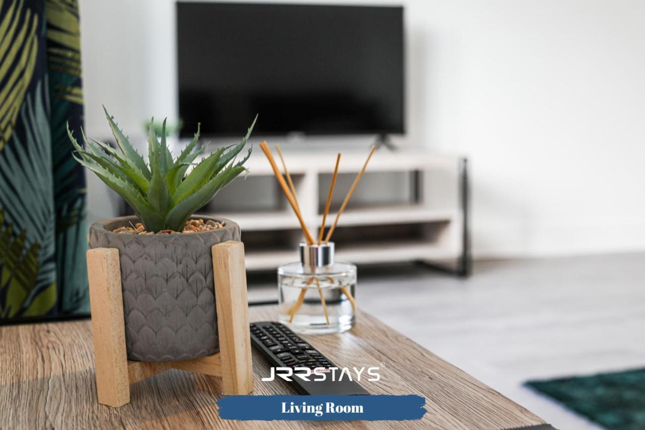 Wolverhampton - Amazing 3 Bedroom, Sleeps 6, Wi-Fi - Jrr Stays Экстерьер фото