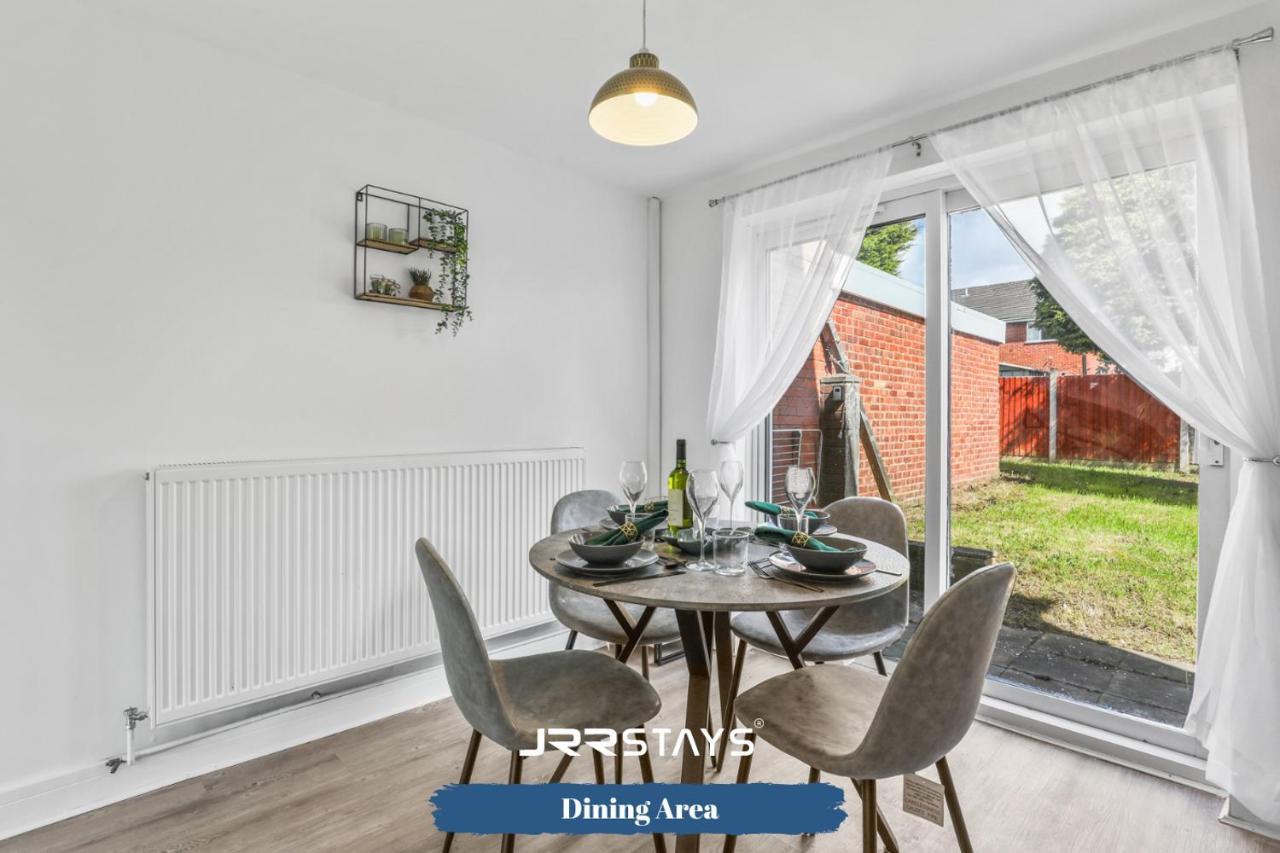 Wolverhampton - Amazing 3 Bedroom, Sleeps 6, Wi-Fi - Jrr Stays Экстерьер фото