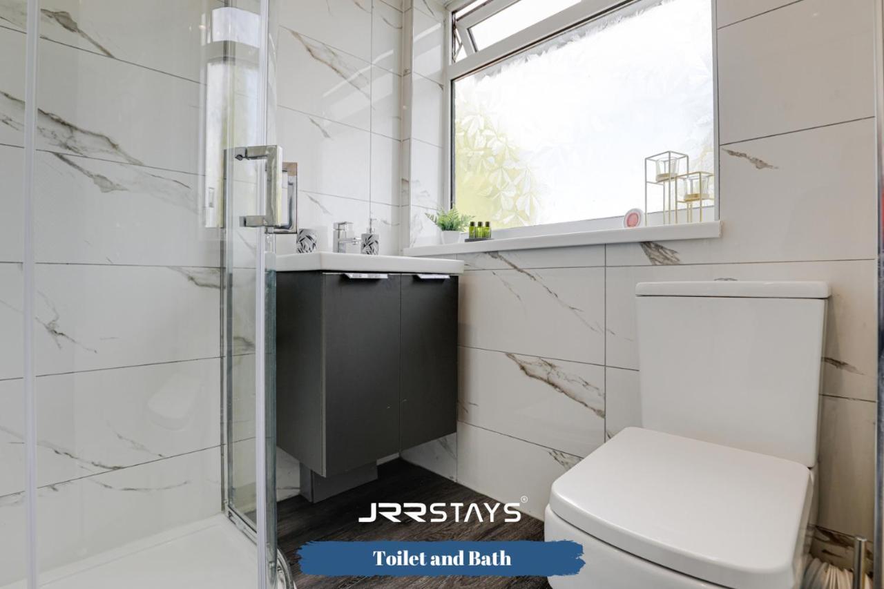 Wolverhampton - Amazing 3 Bedroom, Sleeps 6, Wi-Fi - Jrr Stays Экстерьер фото
